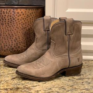 Frye short cowboy boots - gray - size 6